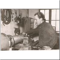FABRIK--Maskinarbejder Niels Høier.jpg